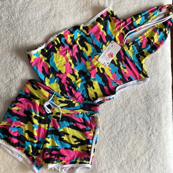I’m selling Hoodie army fatigue short . multicolor. sizes are from small to XL - Picture 2 of 4